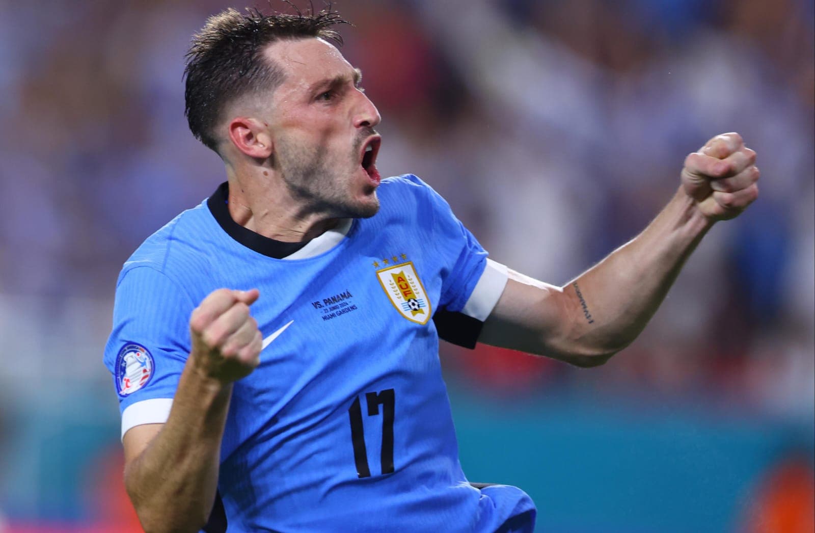 Viña comemora gol pelo Uruguai após assistência de De La Cruz