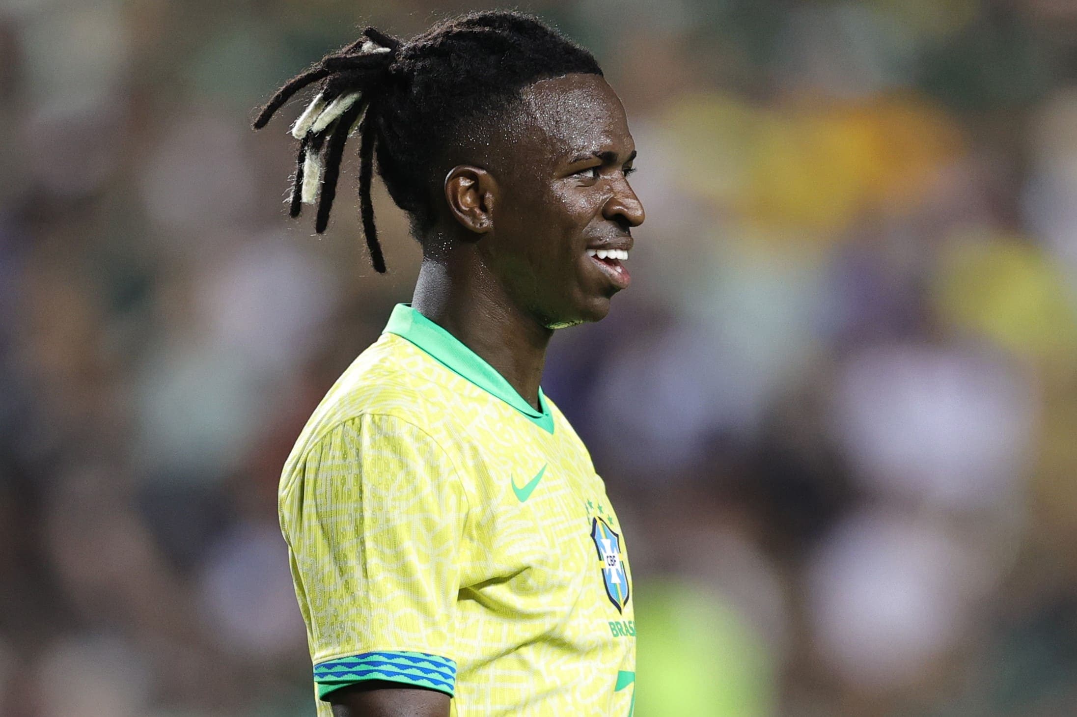 Vini Jr sorri em jogo Brasil x México; lances de atacante revelado pelo Flamengo viralizaram entre torcedores