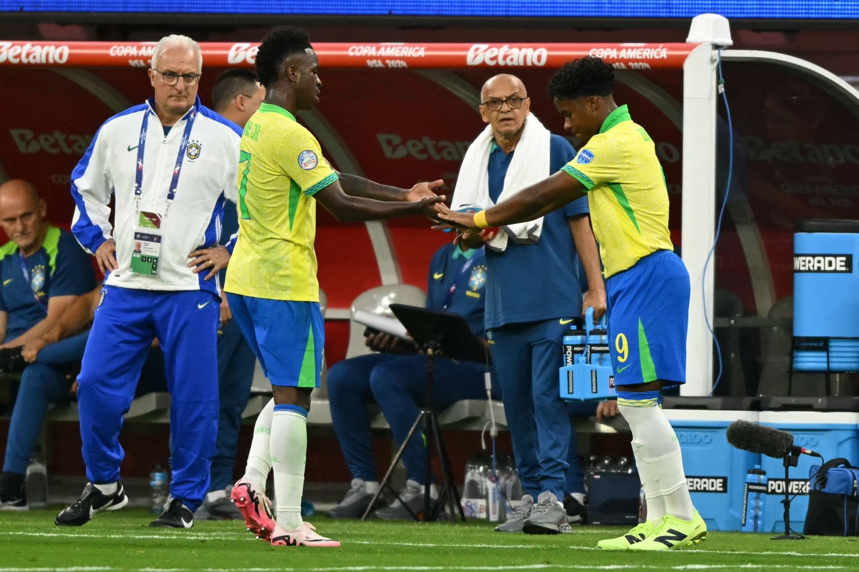 Vini Jr deixa o campo para entrada de Endrick, no SoFi Stadium, no segundo tempo de Brasil x Costa Rica