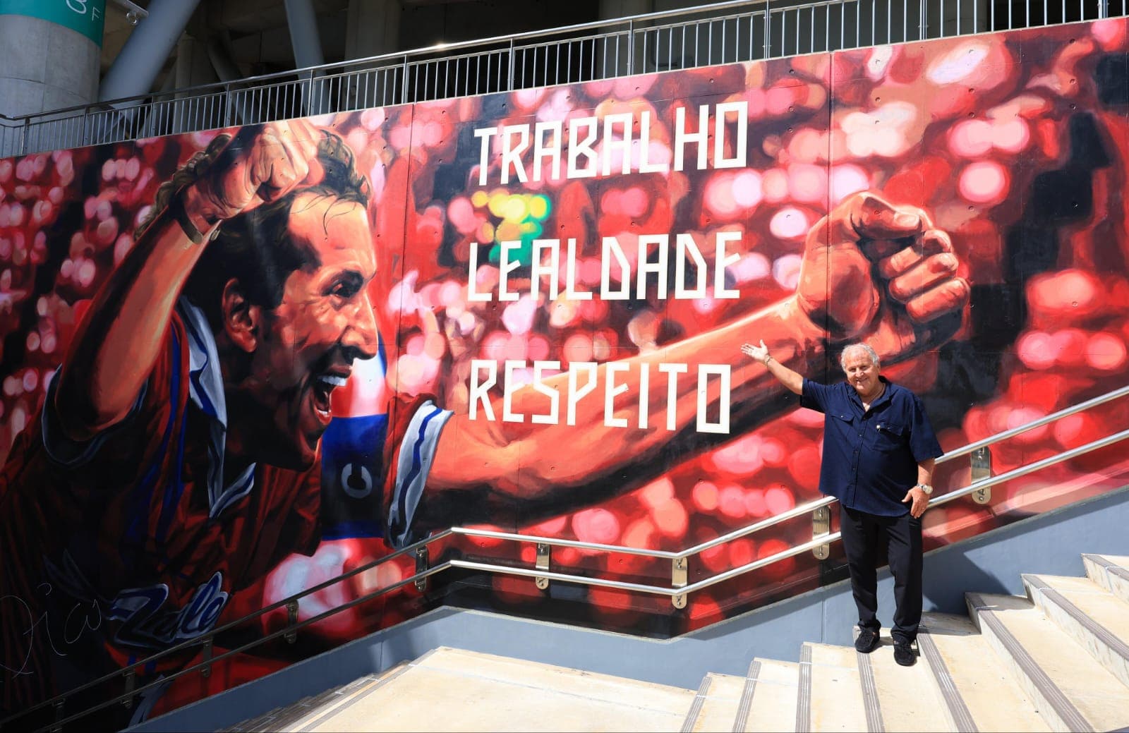 Zico ao lado de seu novo mural no Kashima Antlers