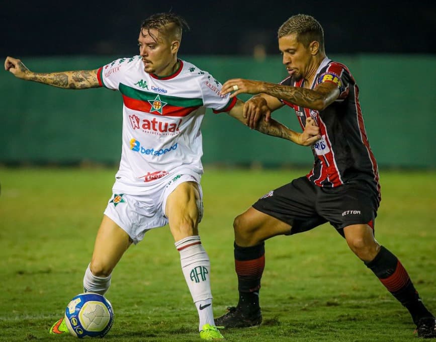 Adryan em ação com a camisa da Portuguesa