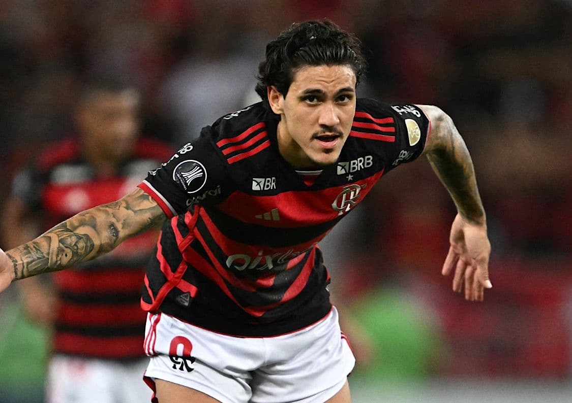 Pedro completa 27 anos e recebe homenagens do Flamengo