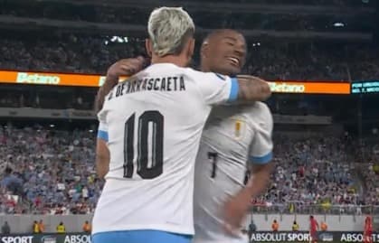 Arrascaeta e De La Cruz em jogo do Uruguai