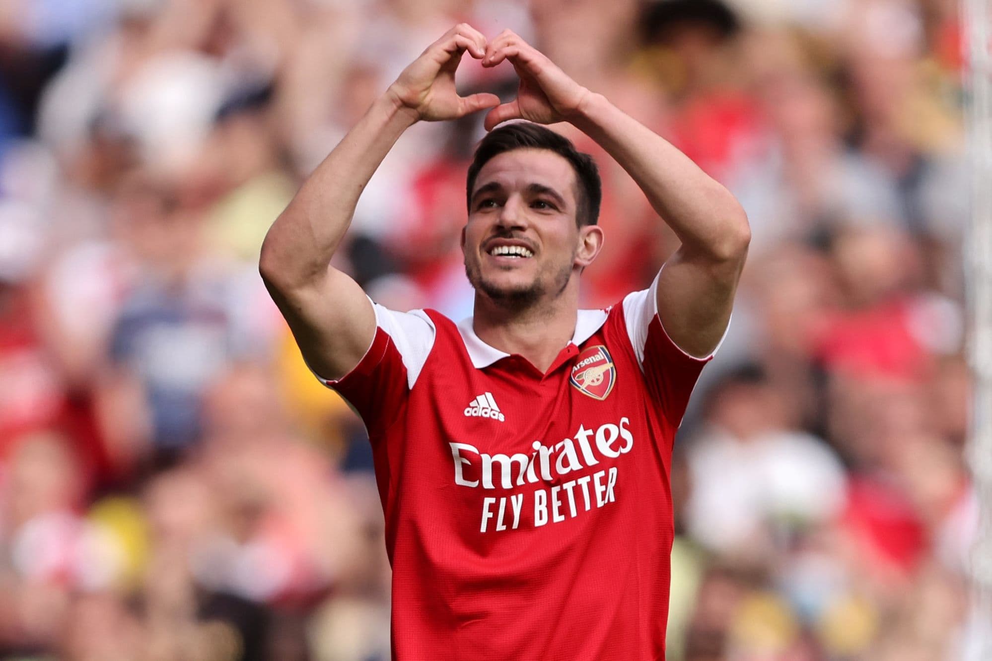 Cedric Soares em jogo do Arsenal