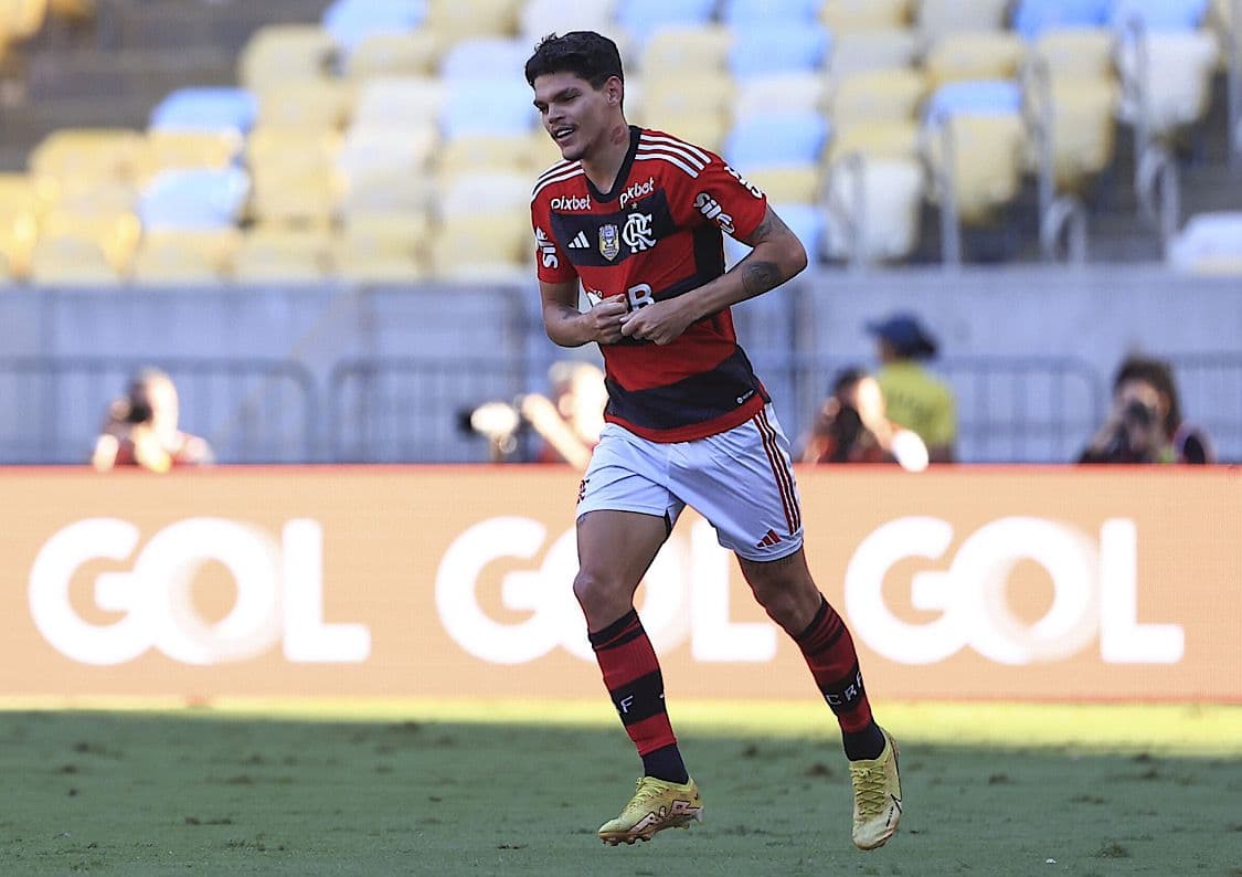 Ayrton Lucas completa 27 anos e recebe homenagem do flamengo