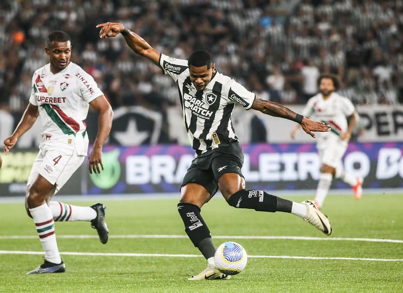 Junior Santos finaliza no jogo Botafogo x Fluminense