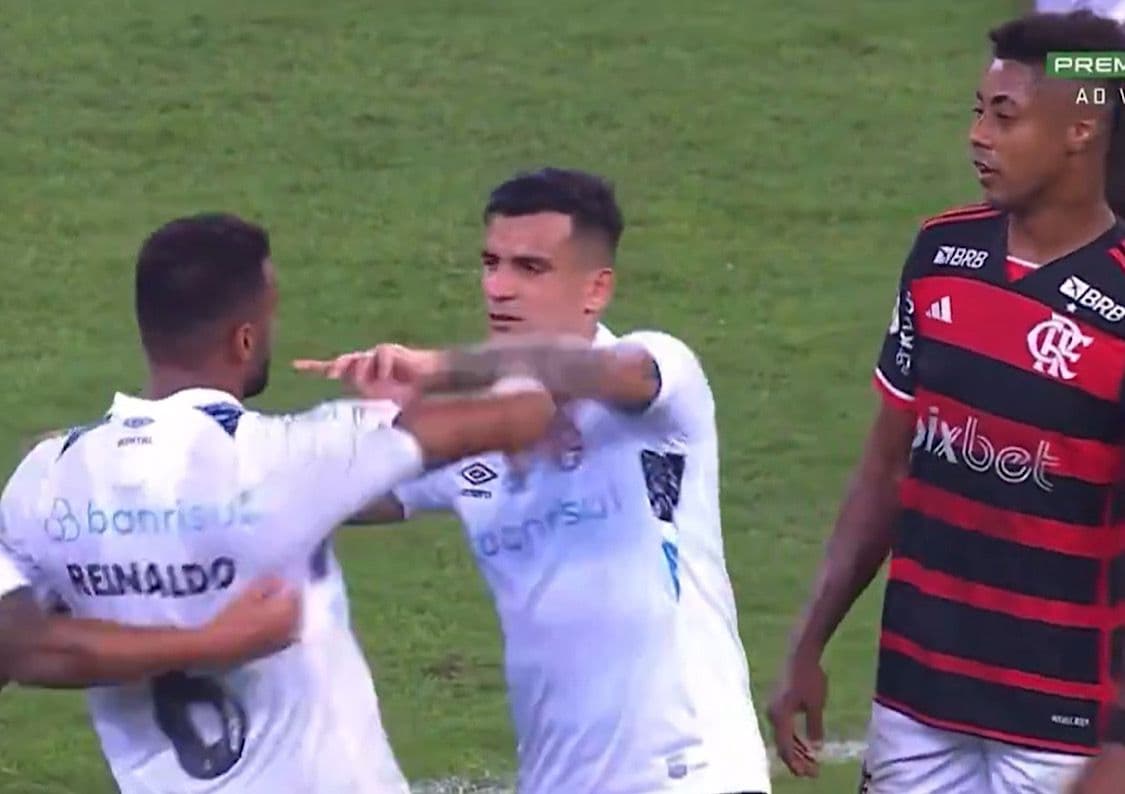Reinaldo, do Grêmio, tenta tirar satisfação com Bruno Henrique e recebe deboche de jogador do Flamengo