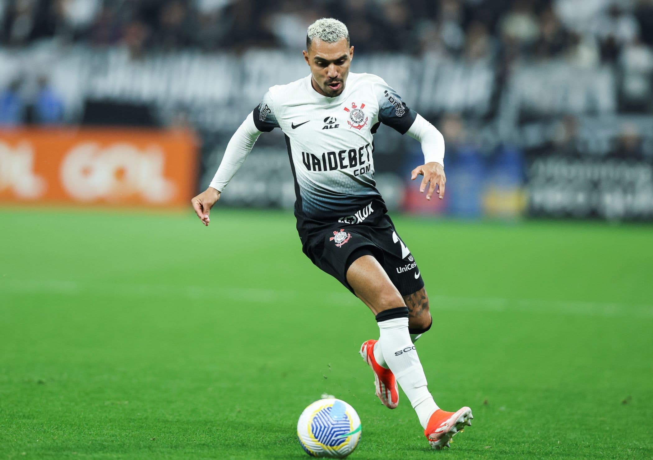 Lateral Matheuzinho domina bola durante jogo do Corinthians