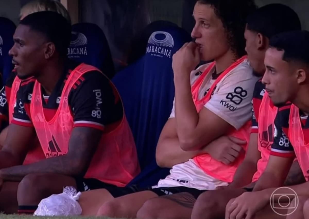 david luiz com bolsa de gelo no banco do flamengo