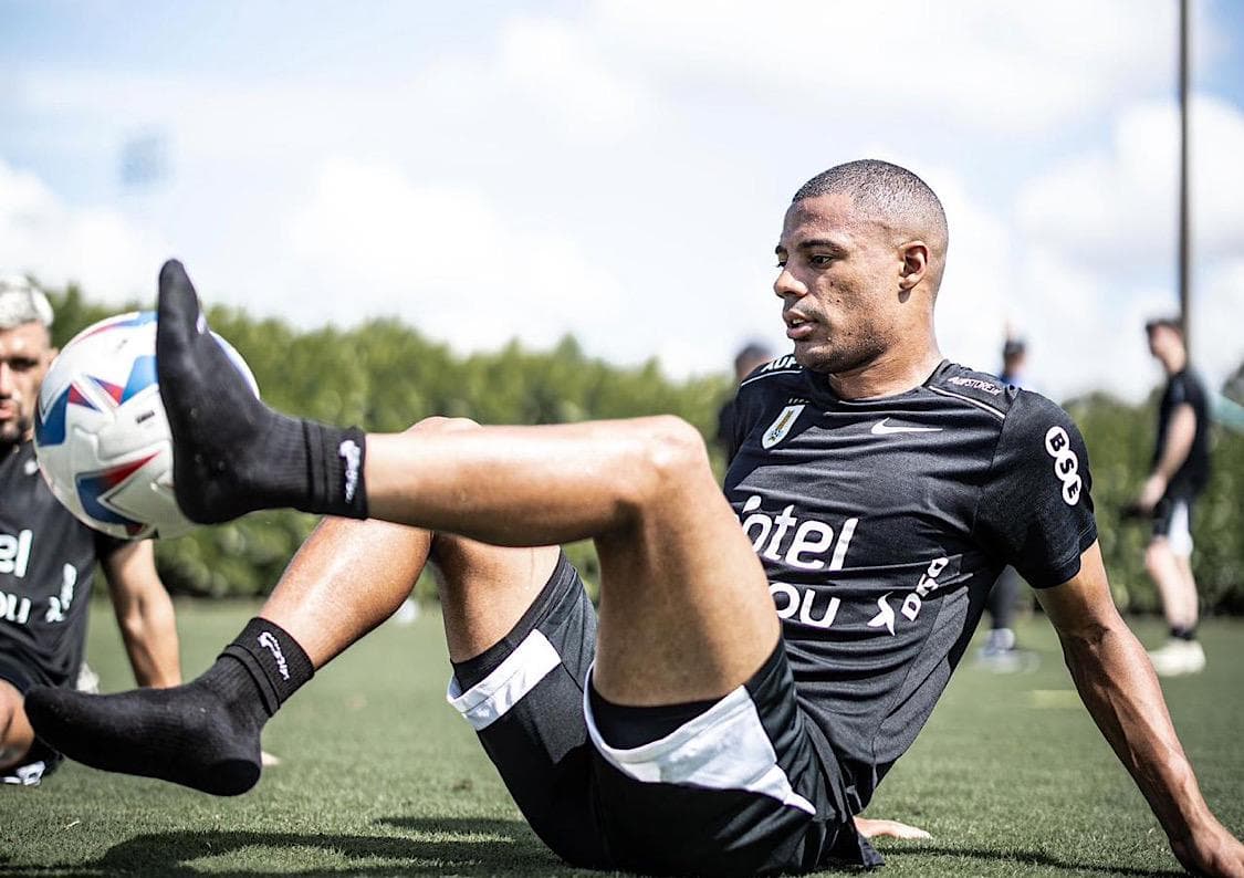 De La Cruz reproduz Ronaldinho em passe sem olhar