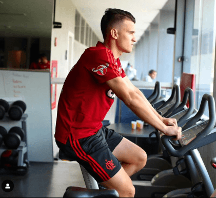 Dener fazendo fisioterapia no Flamengo