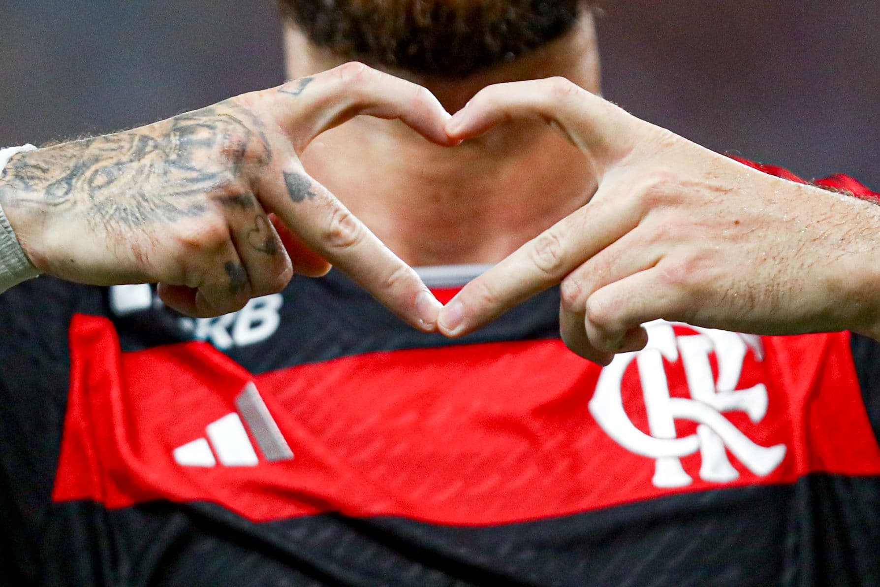 Léo Pereira faz o coração dos namorados