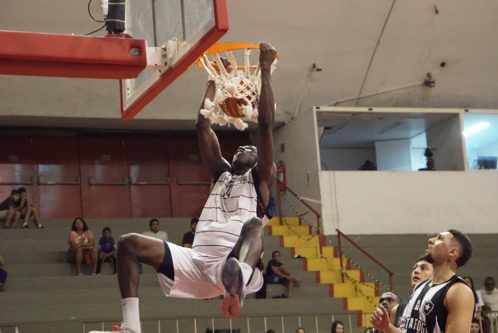 Diarra enterra bola na vitória do Flamengo contra o Botafogo; Mais Querido volta a jogar pela LDB