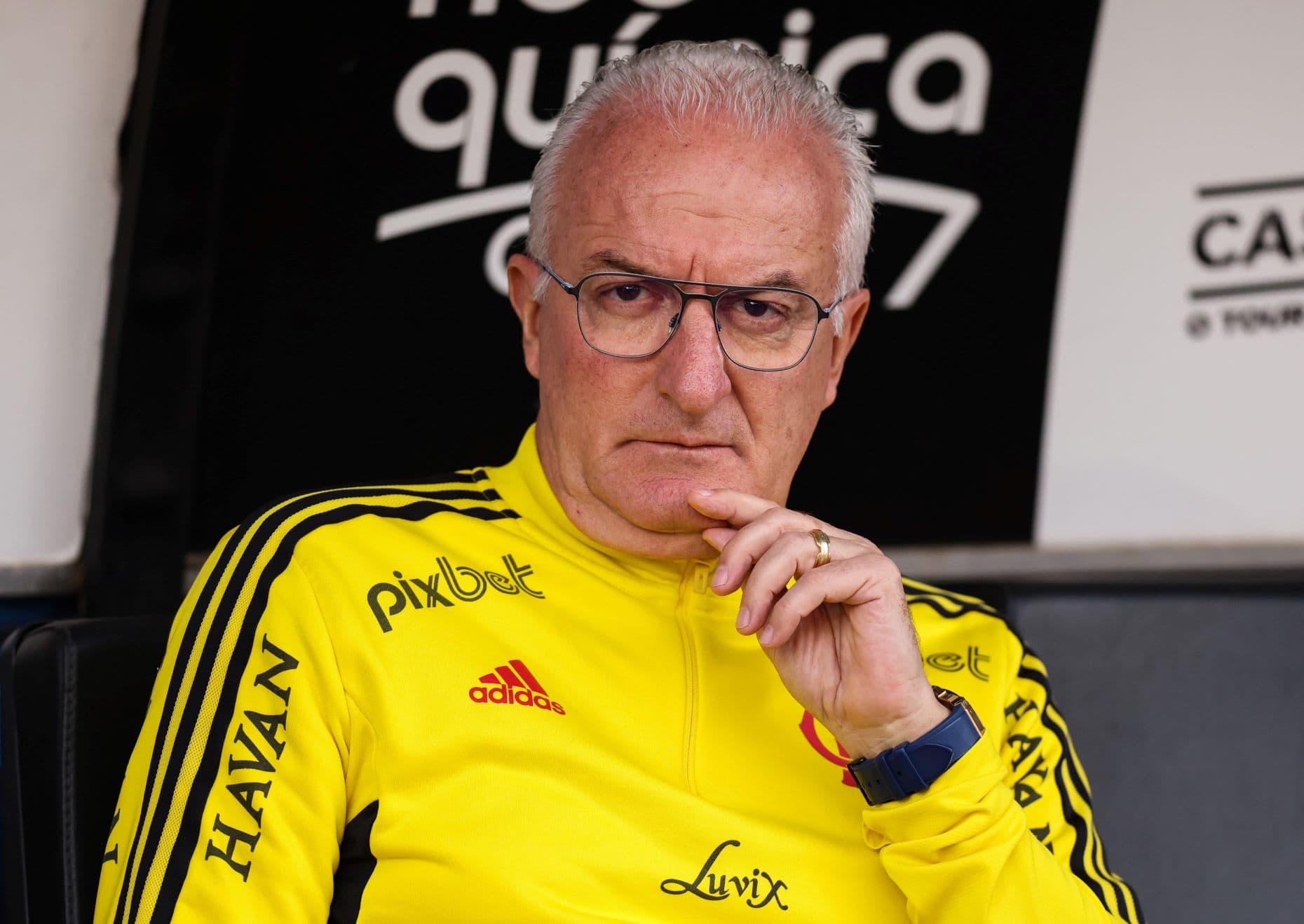 Técnico Dorival Júnior no banco de reservas durante jogo do Flamengo em 2022