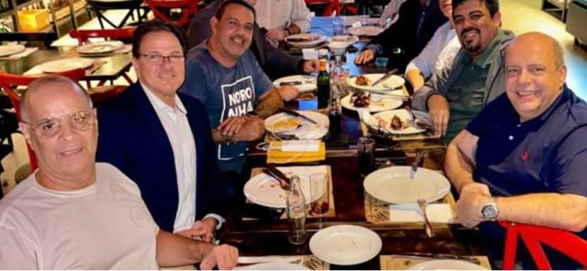 Grupo de Cacau Cotta posta foto de jantar com Dunshee com frase "somos todos contra SAF" um dia após publicação de manifesto da oposição