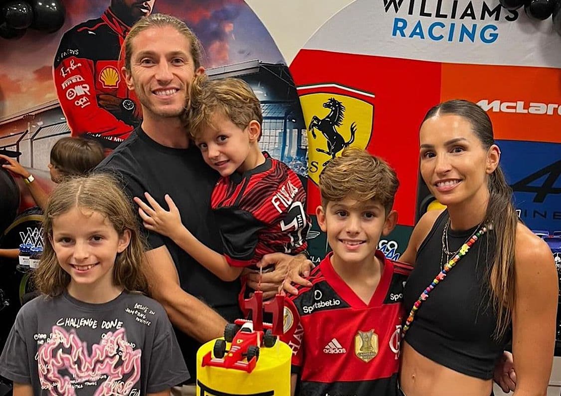 Filho de Filipe Luís canta hino do Flamengo em festa de aniversário
