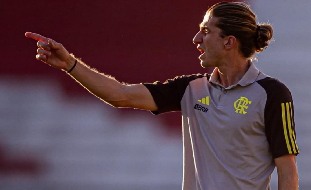 filipe luís em jogo do flamengo em são januário