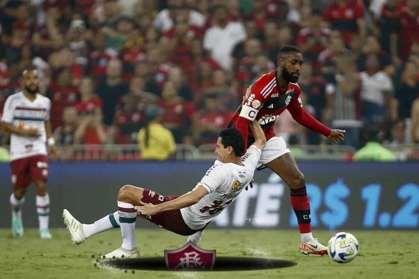 Gerson empurrando Paulo Henrique Ganso para o buraco onde o Fluminense se encontra