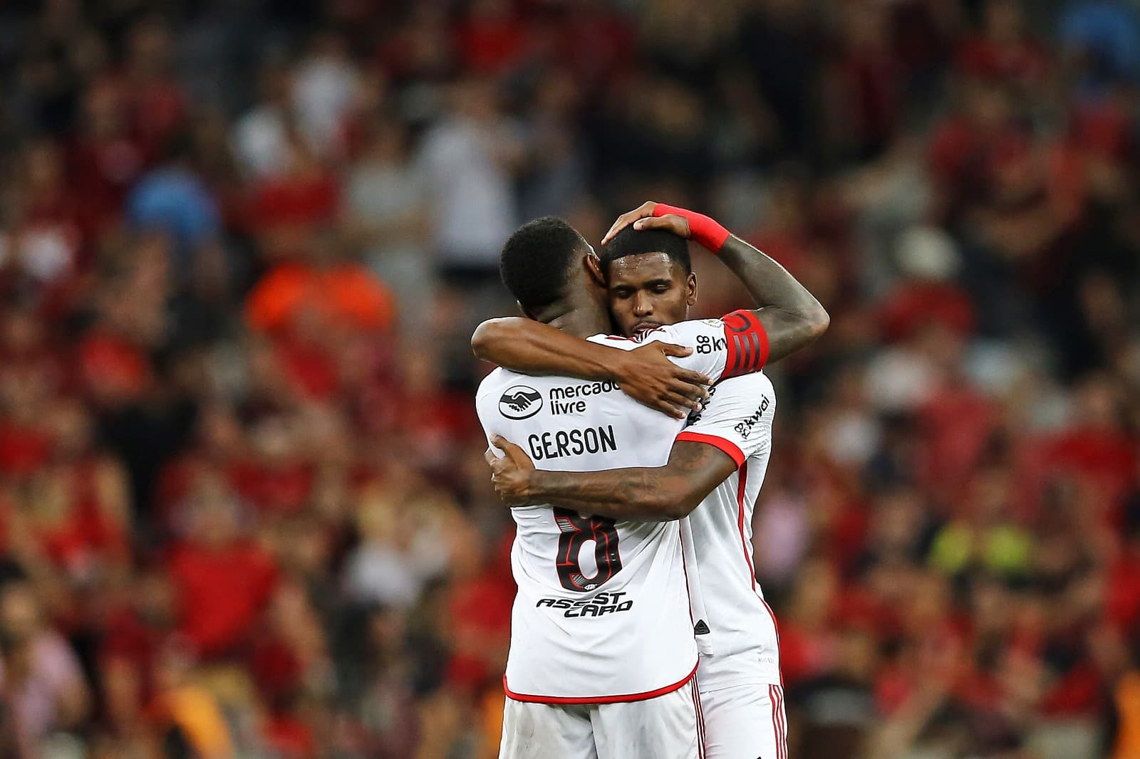 Contrato com a Assist Card, que estampa marca na parte traseira inferior da camisa do Flamengo, será renovado até dezembro de 2026