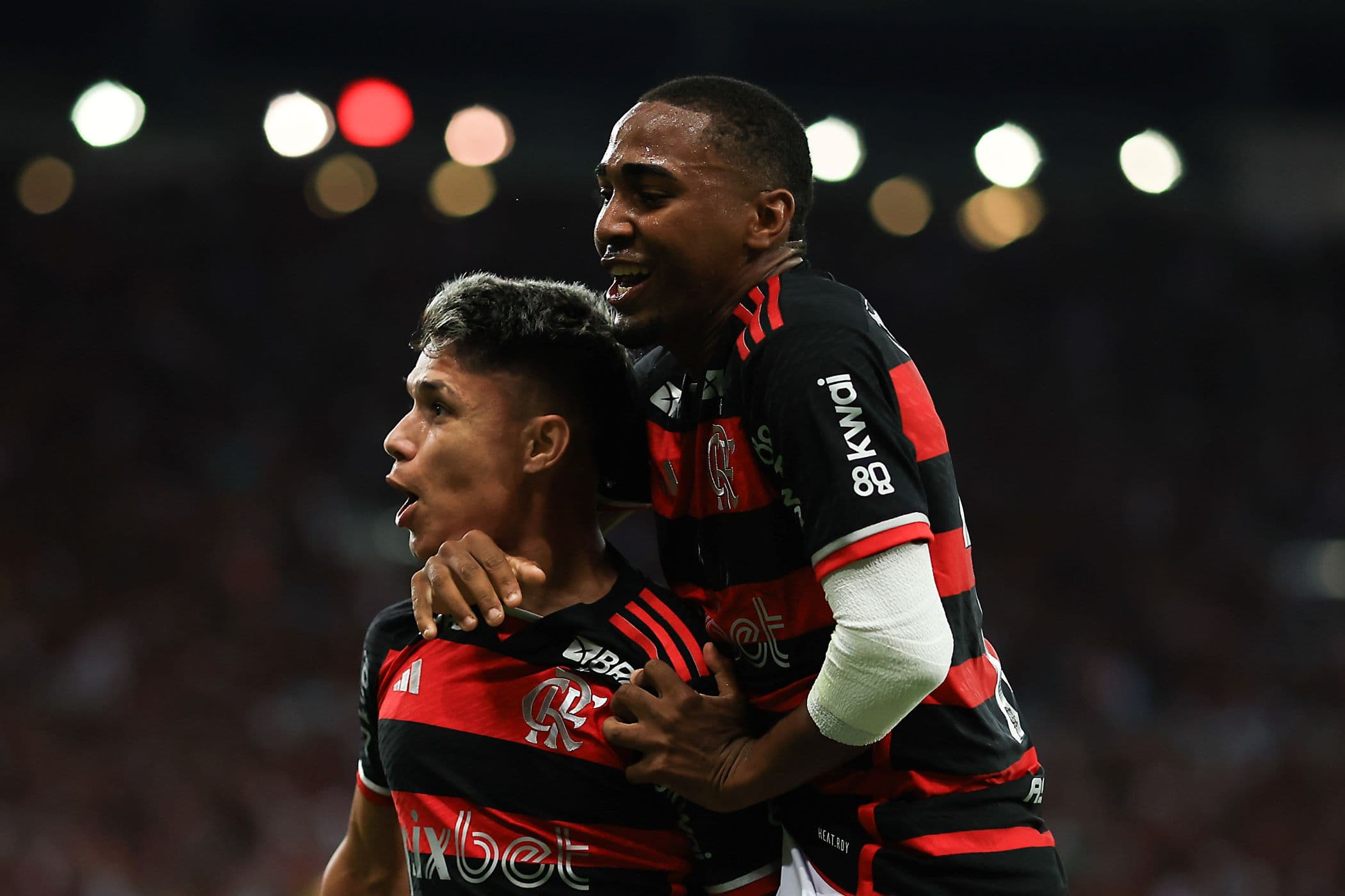 Luiz Araújo e Lorran comemoram gol contra o Grêmio no Maracanã