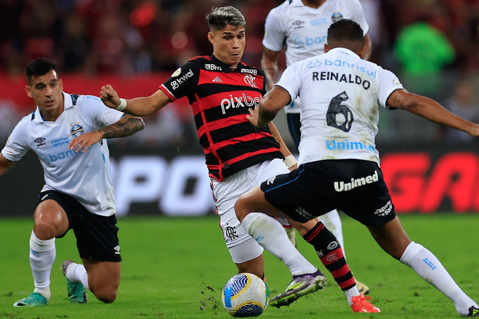 Luiz Araújo em ação contra o grêmio