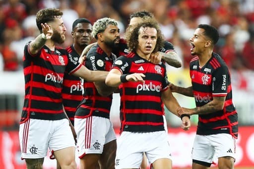 Jogadores do Flamengo comemoram gol de David Luiz contra o Bahia, no Brasileirão
