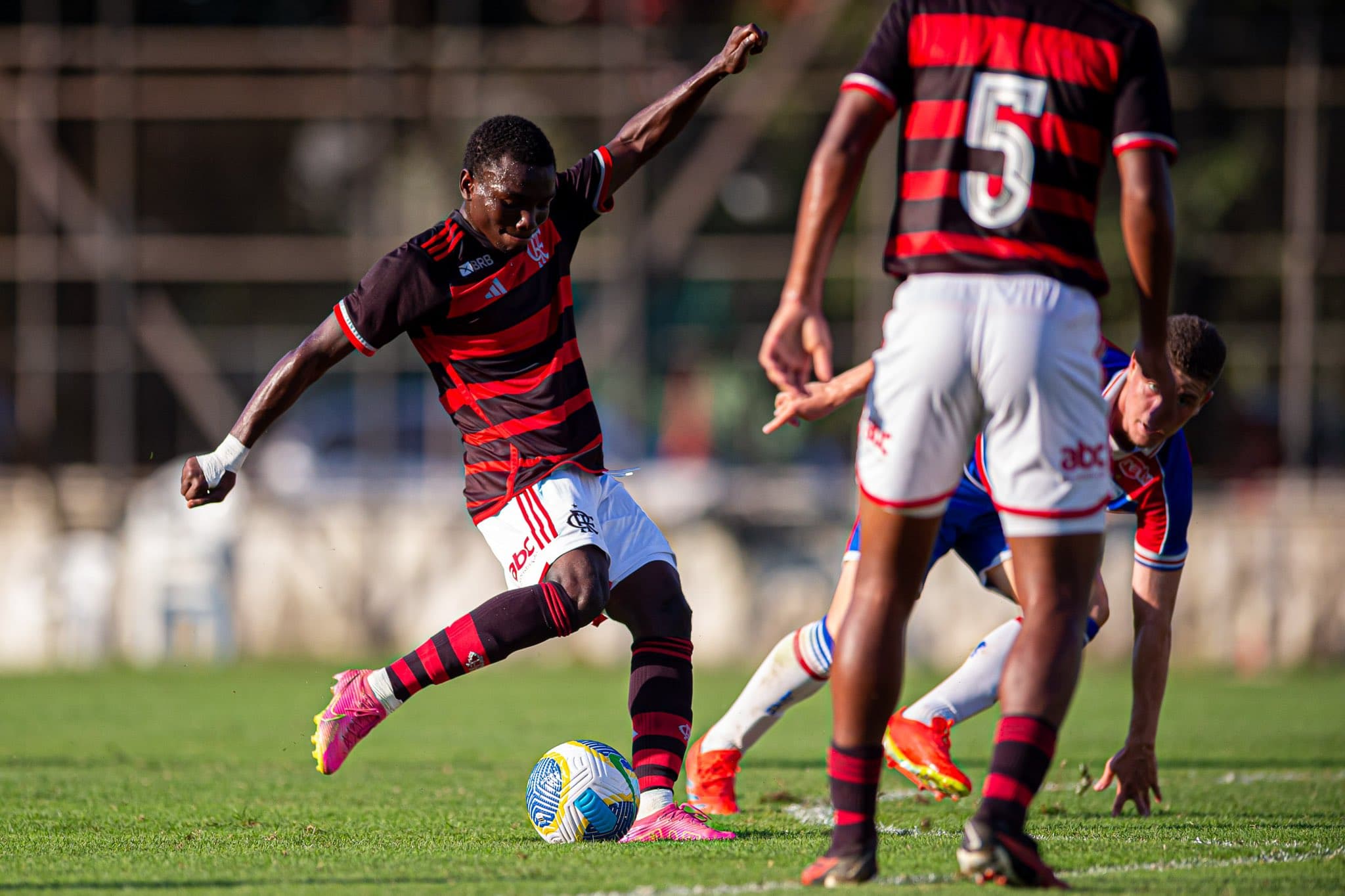 Lance do jogo entre Flamengo e Fortaleza, na Gávea, pelo Brasileirão Sub-20