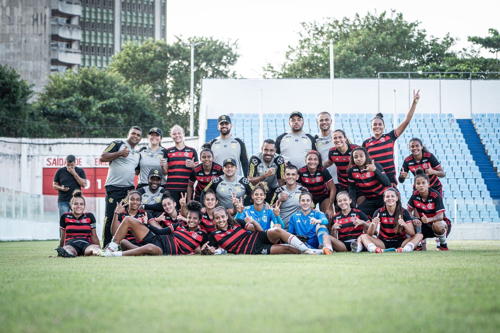 Time Sub-20 feminino do Flamengo posa para foto após classificação no Brasileiro