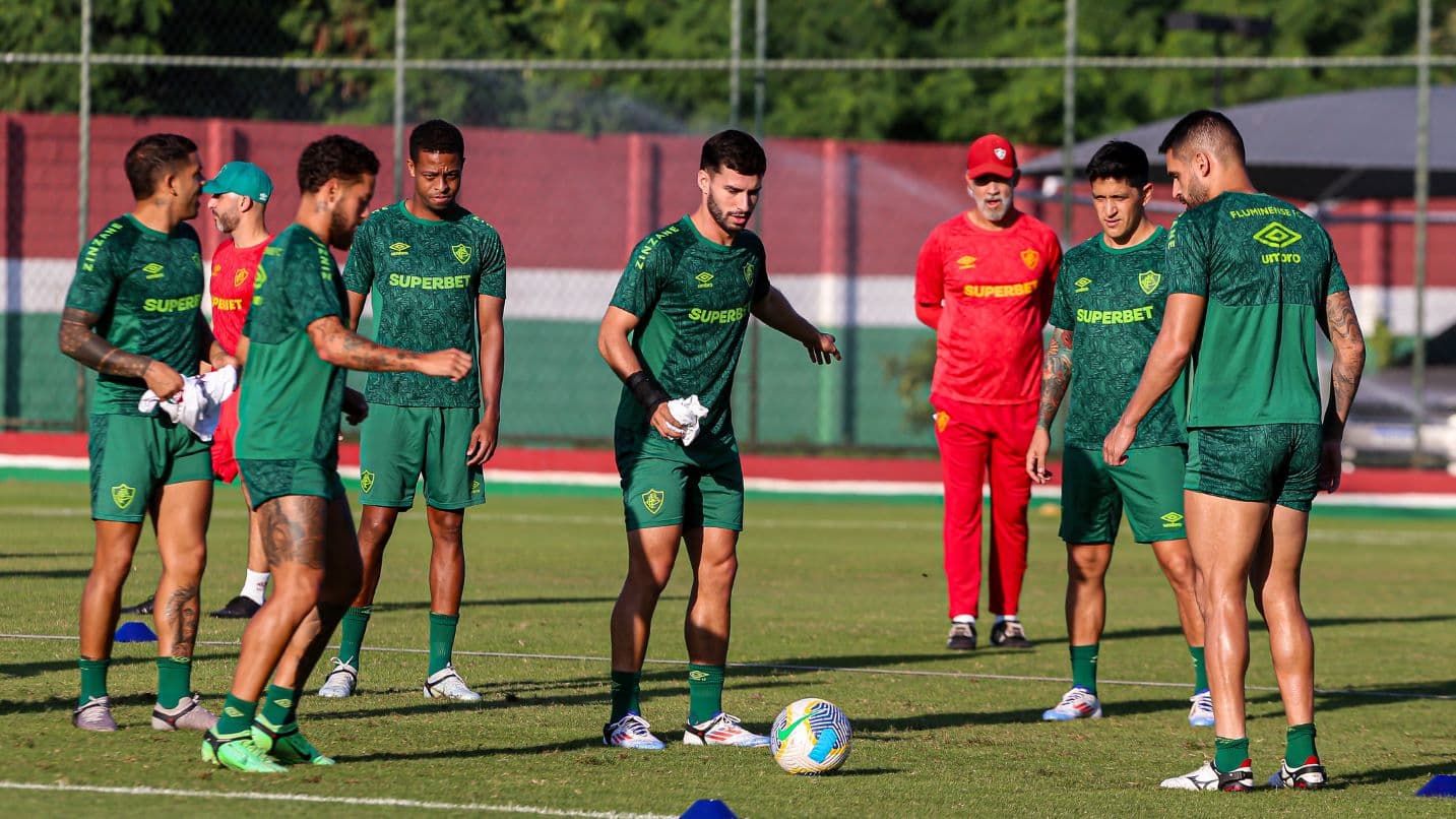 Jogadores do Fluminense batem bola durante treino no CT Carlos Castilho