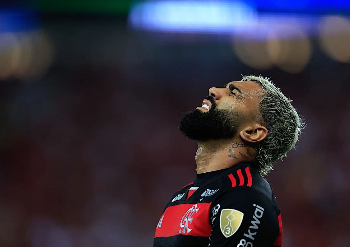 Gabigol com semblante de lamentação em campo pelo Flamengo
