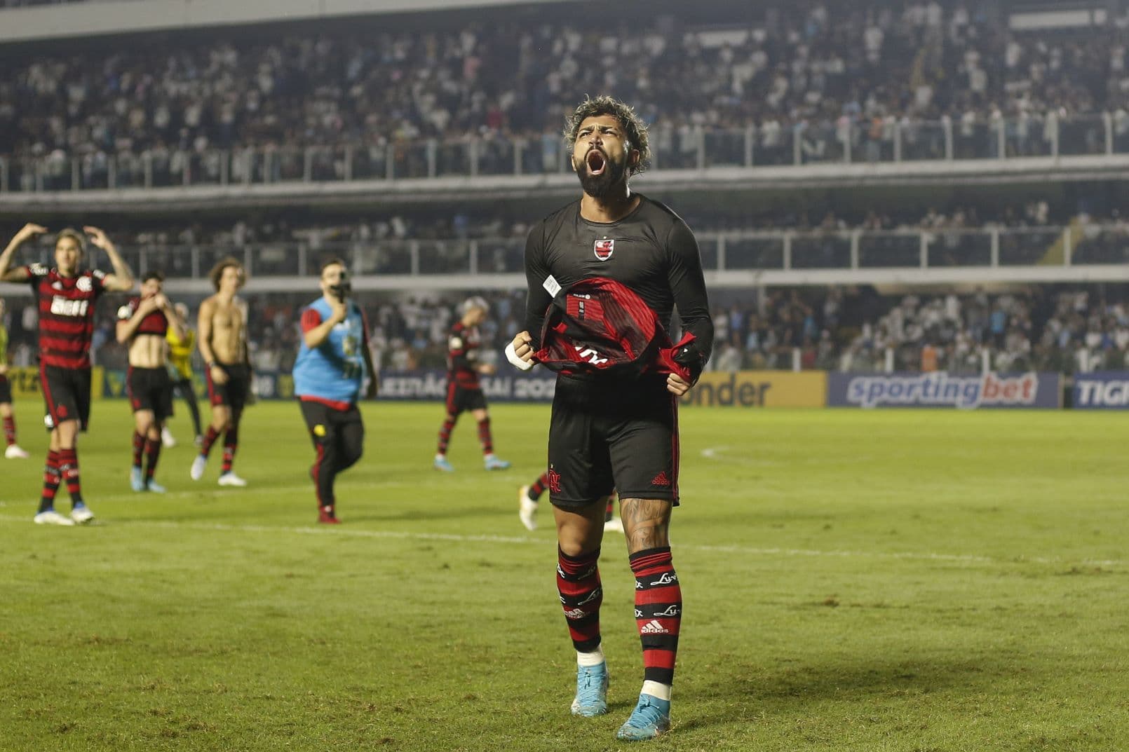 Gabigol comemora vitória do Flamengo sobre Santos na Vila Belmiro