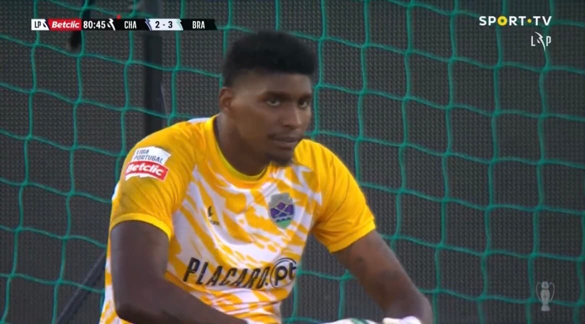 hugo souza do flamengo sofre gol em portugal