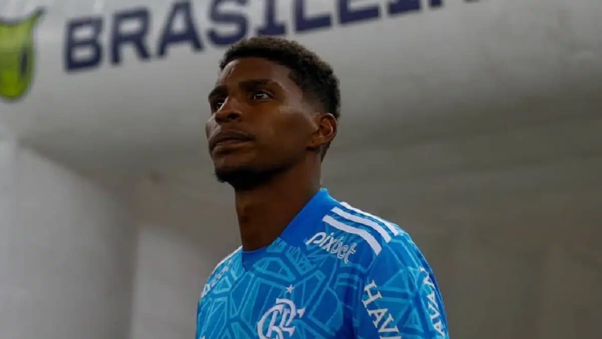 hugo souza em ação pelo flamengo no maracanã