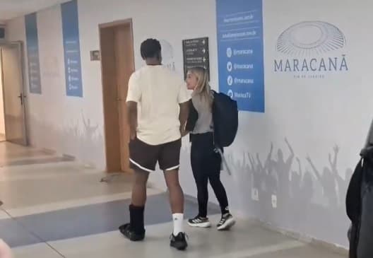 Igor Jesus deixa Maracanã de bota ortopédica e liga alerta com mais um desfalque no Flamengo