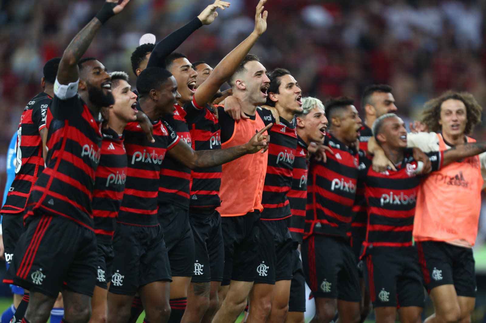 jogadores do flamengo comemoram vitória