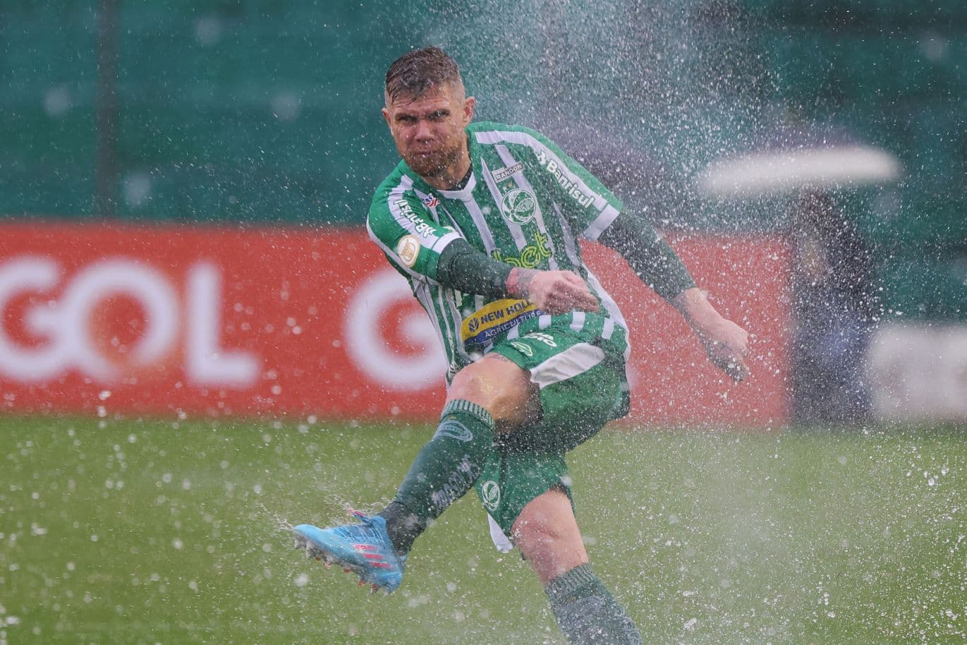 Jogador do Juventude chuta bola no estádio Alfredo Jaconi, em Caxias do Sul