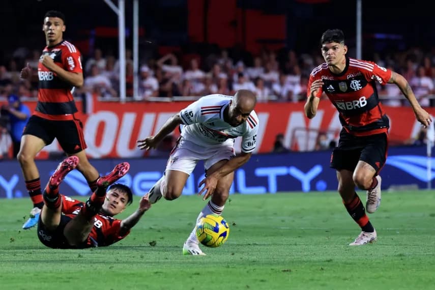 Lucas Moura em ação contra o Flamengo, pela final da Copa do Brasil 2023