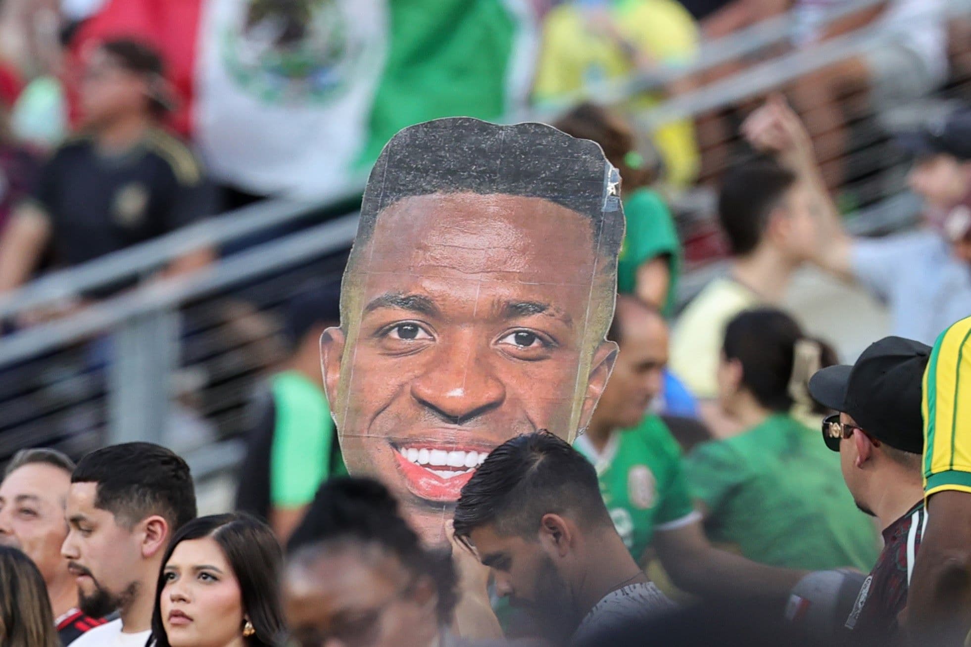 Vinícius foi a grande atração do amistoso entre Brasil e México