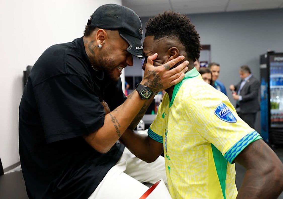 Neymar e Vini Jr de rosto colado comemorando a vitória do Brasil