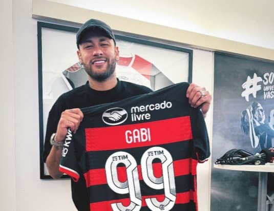 Neymar posa com a camisa do Flamengo
