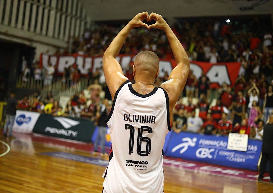 Olivinha faz coração para torcida do Flamengo