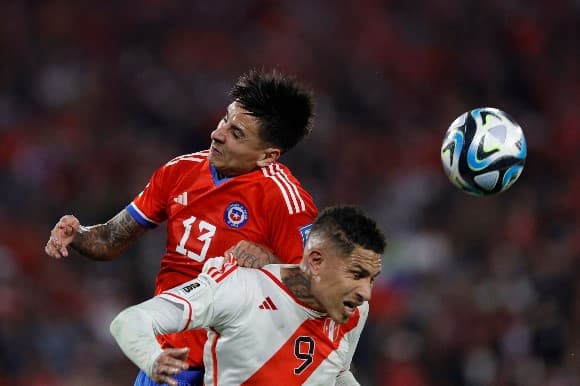 Pulgar disputa bola de cabeça com Guerrero; Chile e Peru se enfrentam na abertura da Copa América
