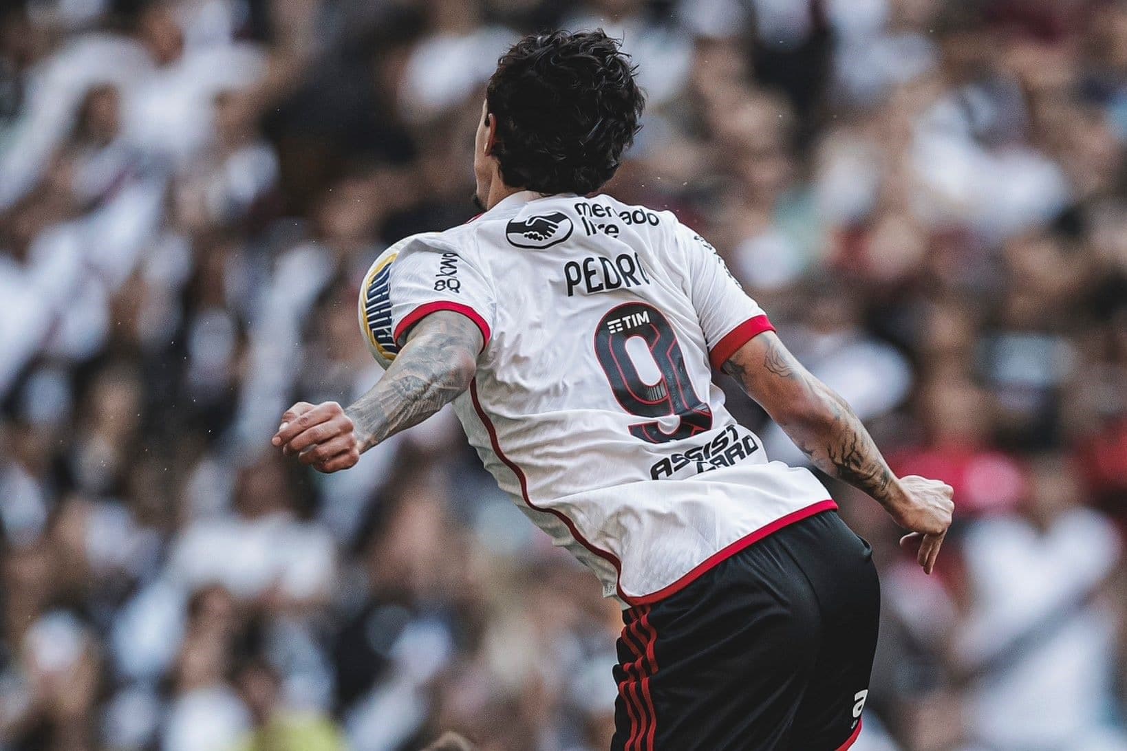 Pedro marca gol de peito contra o Vasco, no Maracanã