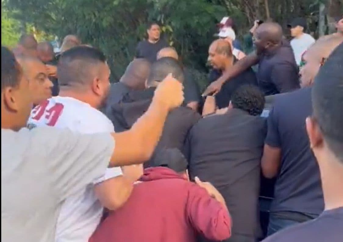 Torcida do Fluminense protesta no CT Carlos Castilho
