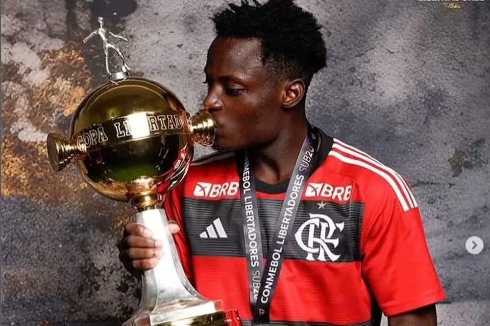 Atacante Shola beija taça da Copa Libertadores que venceu com o Flamengo