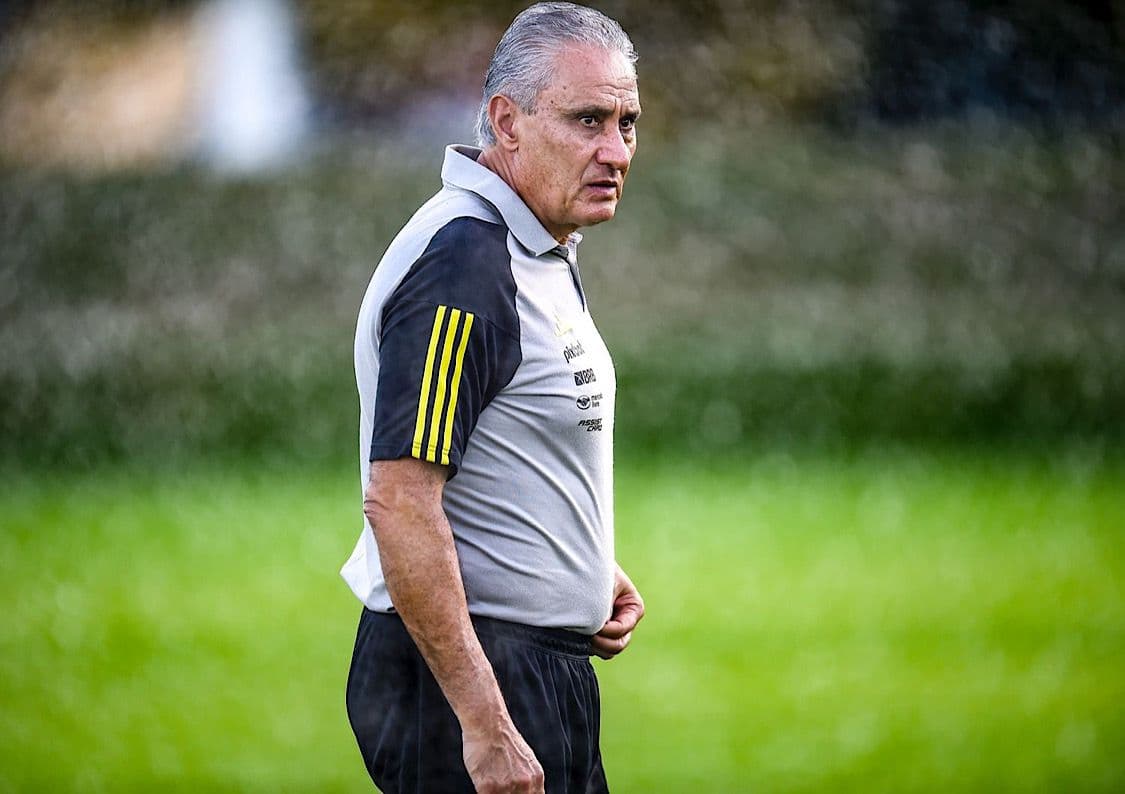 Tite comandando treino do Flamengo no CT Ninho do Urubu