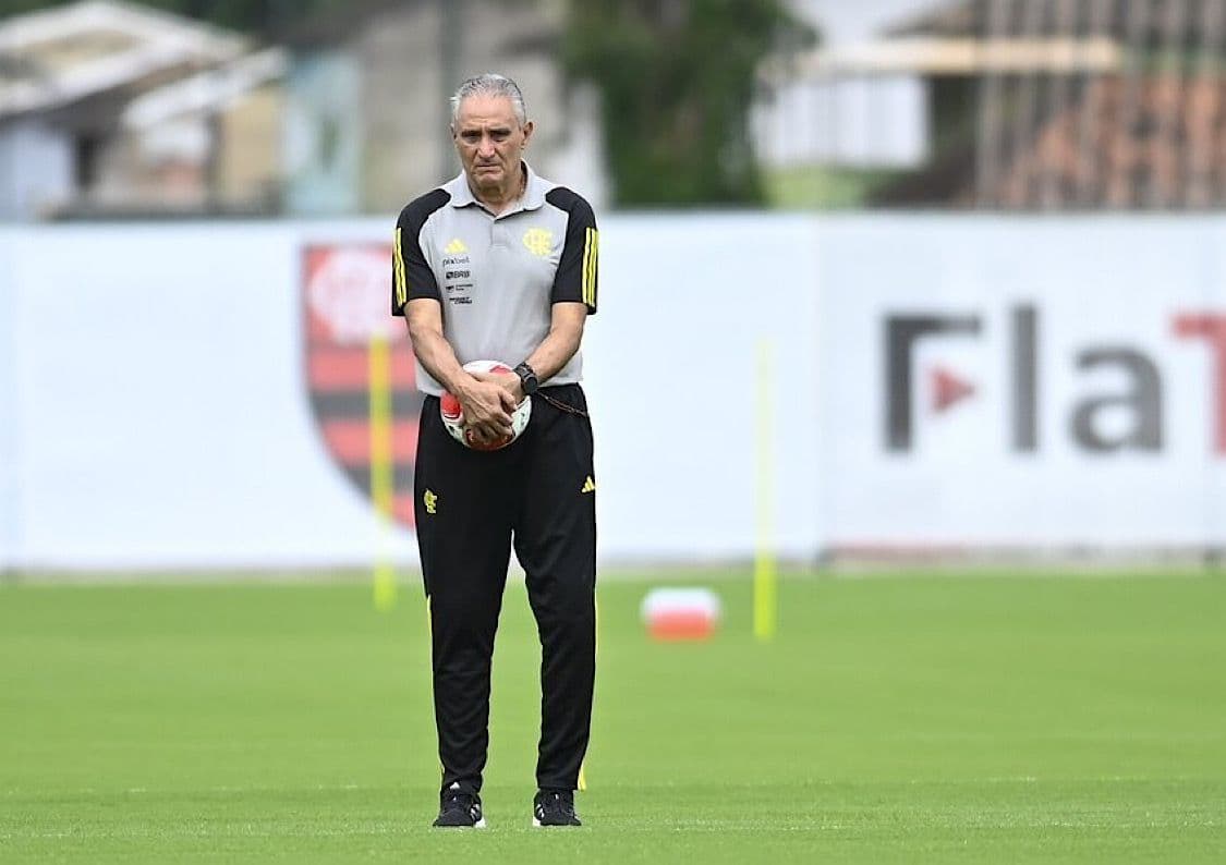 Tite no campo do CT Ninho do Urubu pensando na escalação para enfrentar o Fluminense