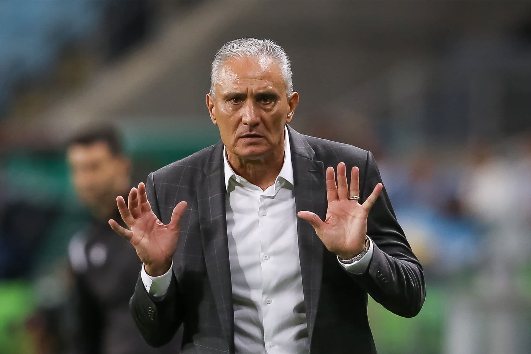 Tite faz sinal de "calma" com as mãos durante jogo do Flamengo