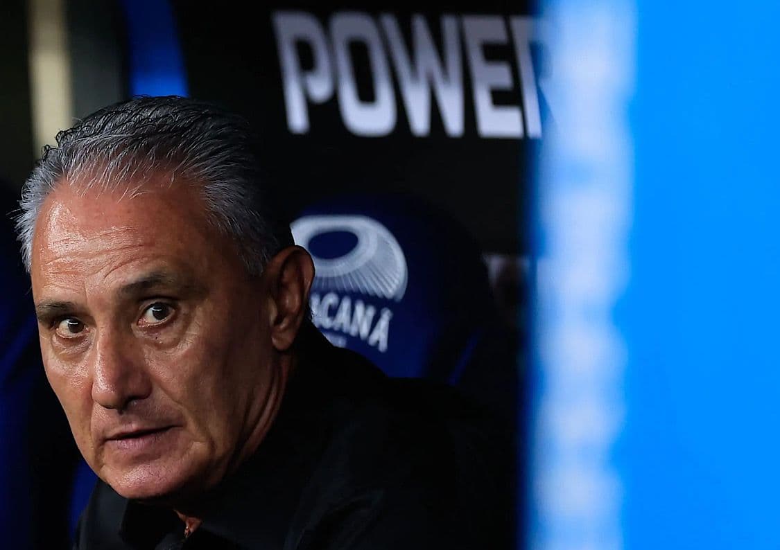 Tite sentado no banco de reservas do Maracanã