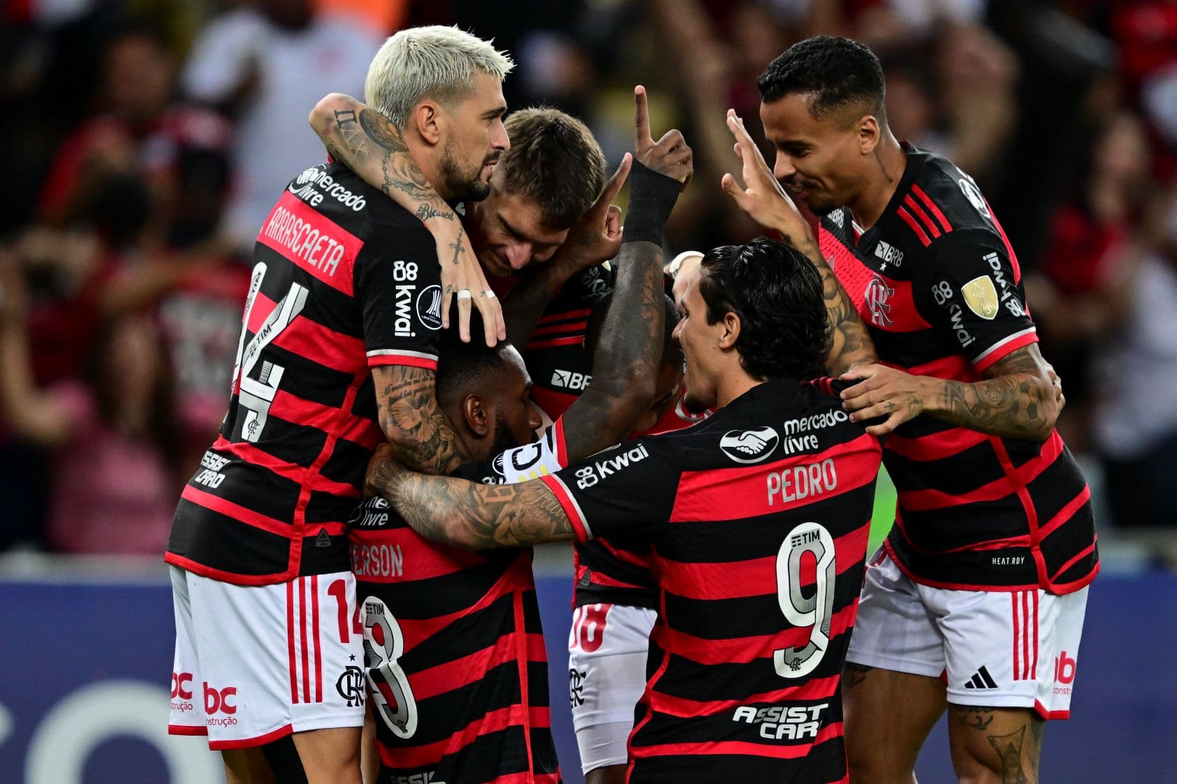 Jogadores comemoram gol do Flamengo no Maracanã